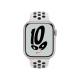Apple Watch Nike S7 GPS-es (45mm) krém alumínium tok, platina/fekete szilikon Nike sportszíjas okosó